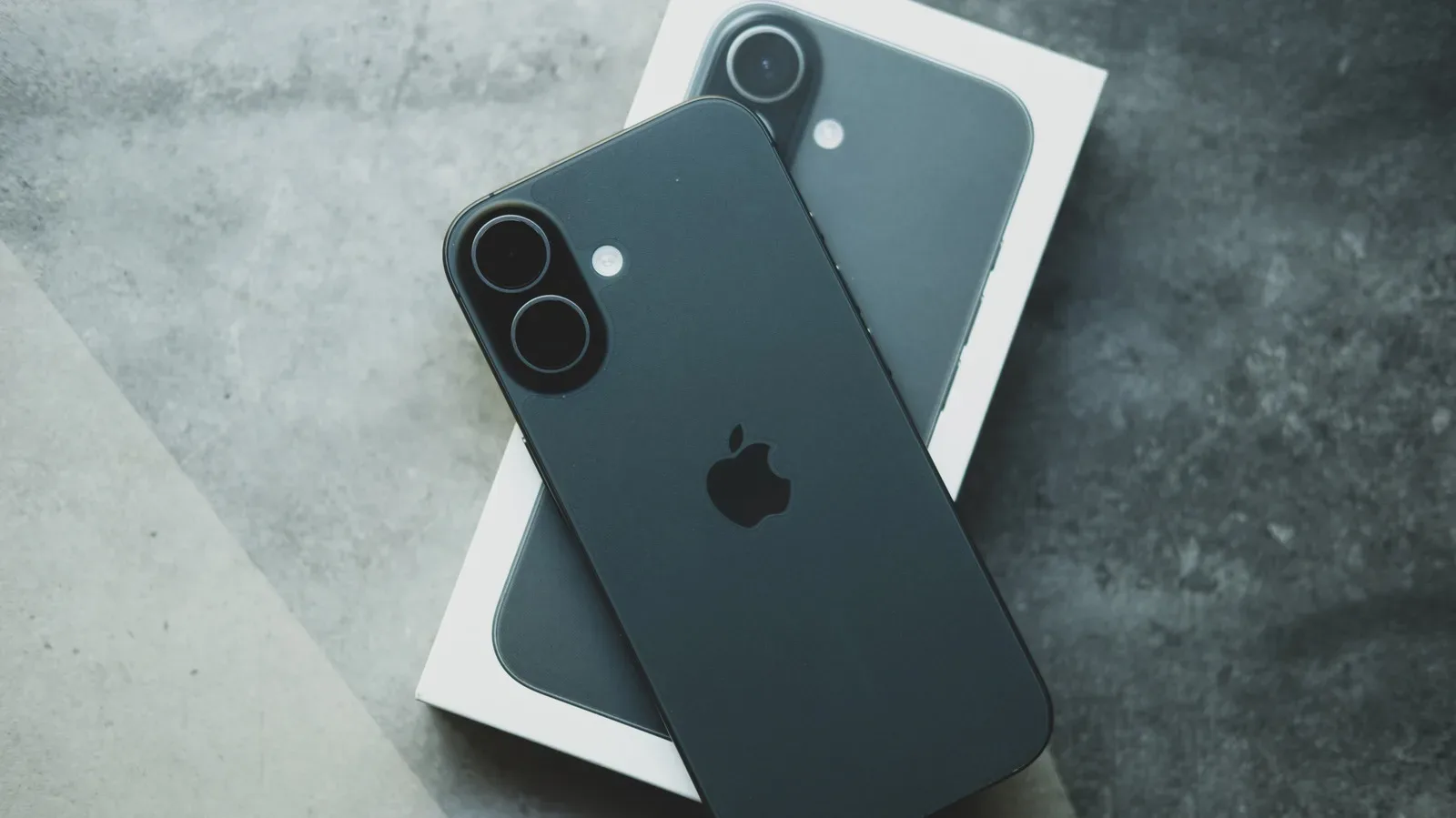 An iPhone storage settings screen showing apps, photos and games using device capacity