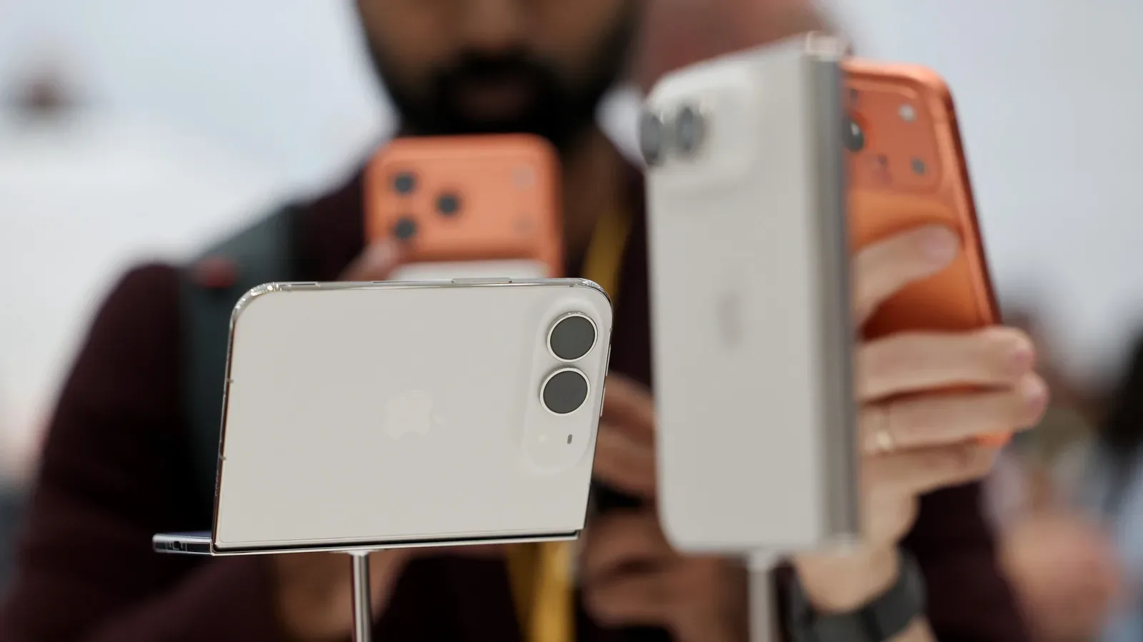 Two iPhones showing iPhone Handoff activation for a shared mobile number