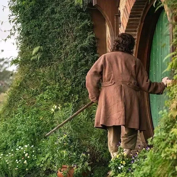 Elijah Wood as Frodo Baggins seen from behind on The Hunt for Gollum set