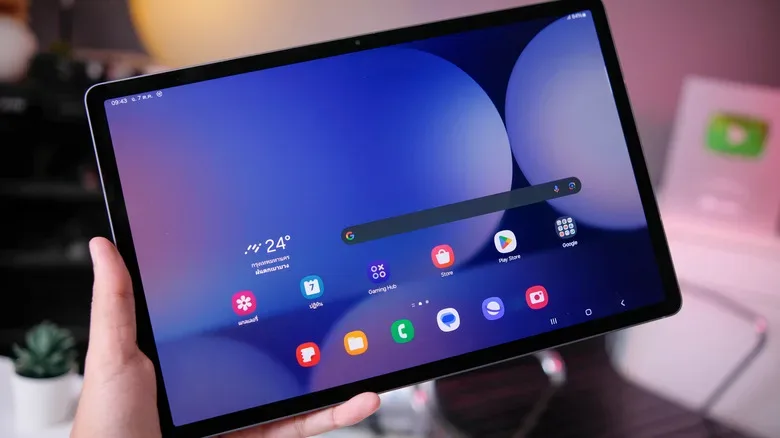 Hands pressing Volume Down and Side buttons on a frozen Samsung Galaxy tablet