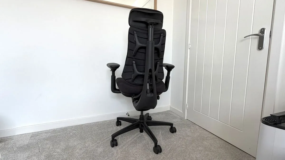 LiberNovo Omni SE gaming chair with its multi-panel Bionic FlexFit backrest
