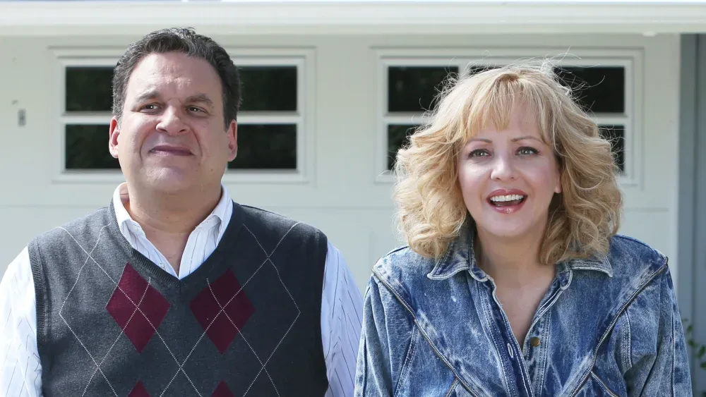 Jeff Garlin Discusses Bipolar Diagnosis and ‘The Goldbergs’ Exit as Wendi McLendon-Covey Disputes His Account