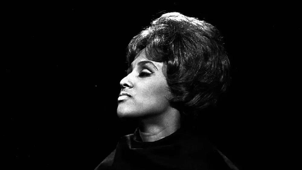 Darlene Love performing Christmas (Baby Please Come Home)