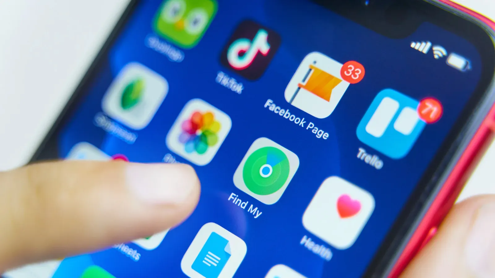 Find My location-sharing duration controls on an iPhone