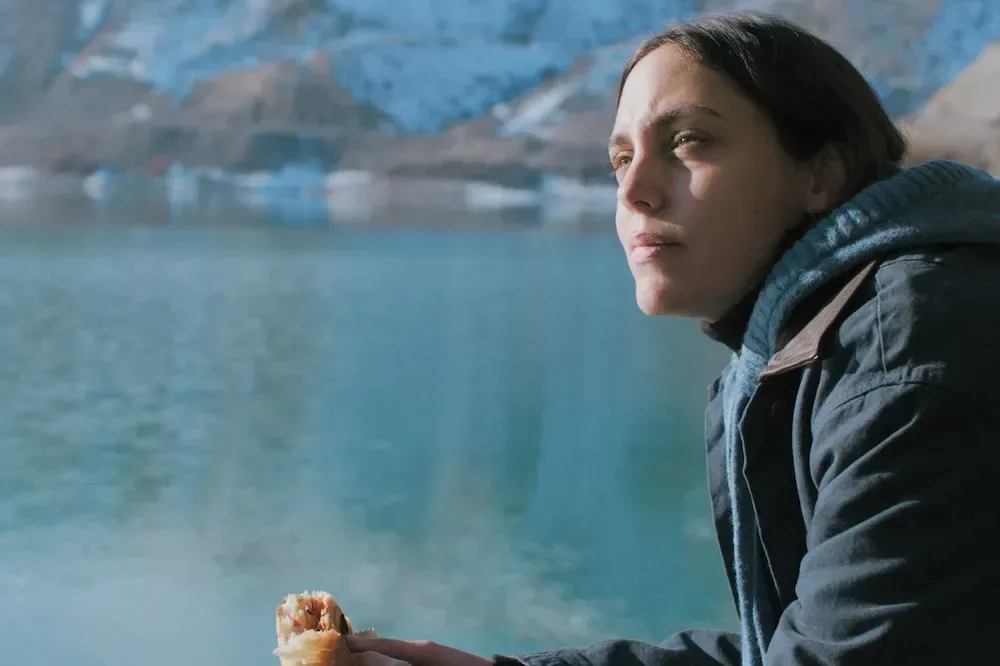 Öykü Karayel as poet Elif in What Remains