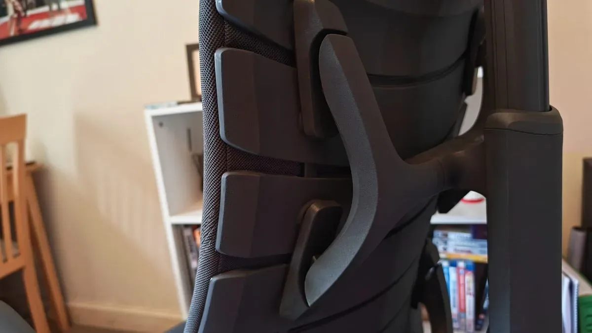 LiberNovo Omni Pro gaming chair with its segmented dynamic backrest