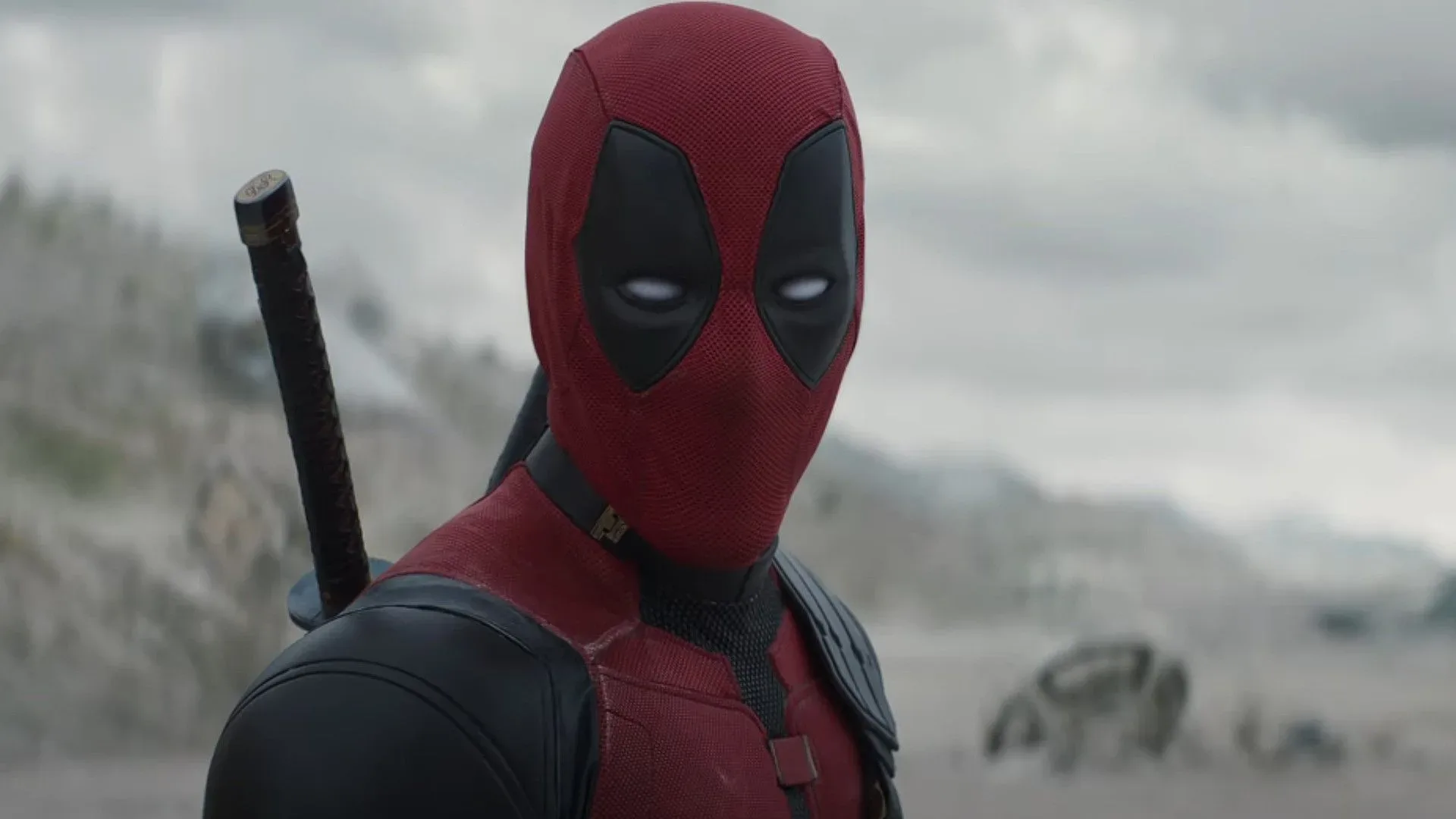 Ryan Reynolds in a Deadpool costume alongside Mayday directors Jonathan Goldstein and John Francis Daley on the Mayday set