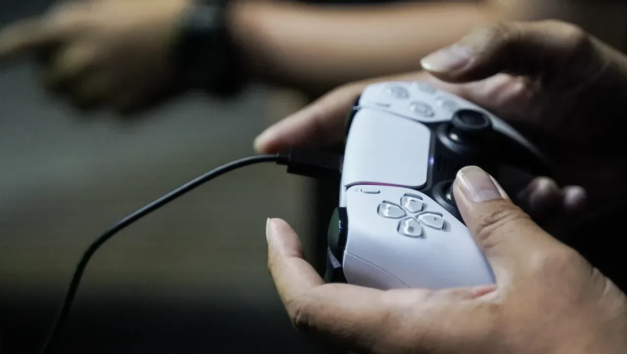 Sony Patent Imagines Tapping a Card or Phone on a PlayStation Controller for Payments and Setup