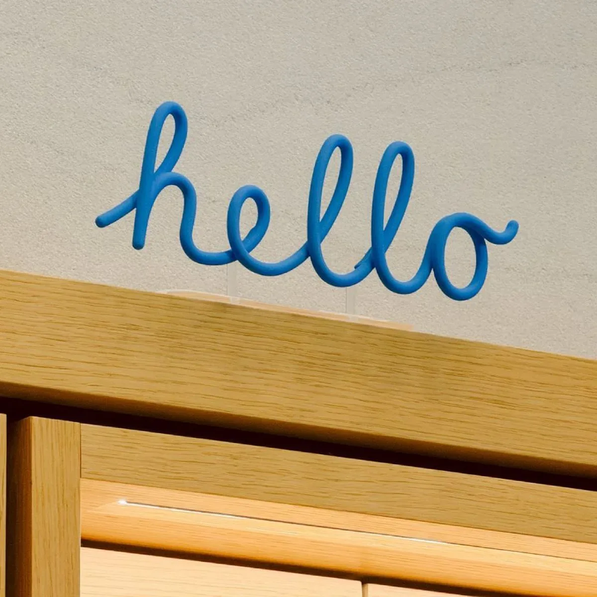 Apple Stores Add ‘Hello’ Decorations for an 8× iPhone Camera Zoom Test