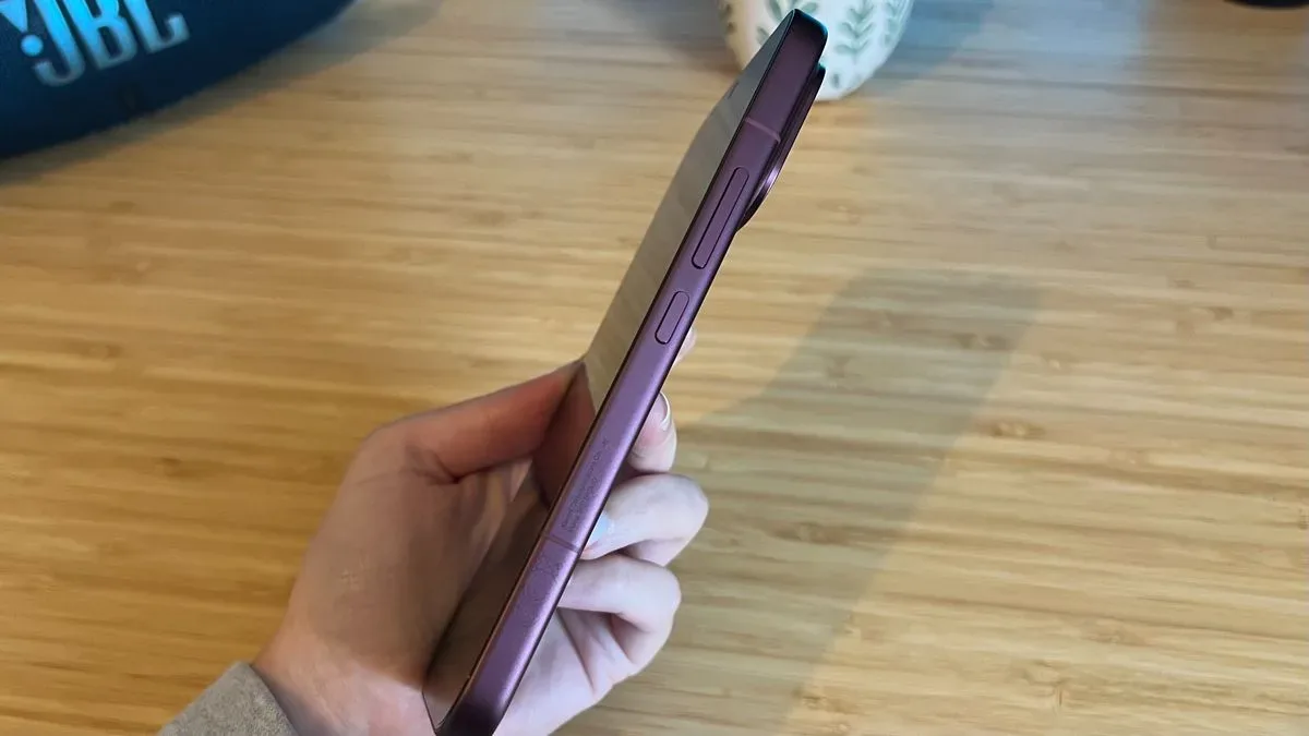 Poco F9 Ultra AMOLED display showing a mobile game