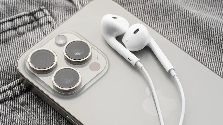 Wired EarPods used as a low-cost backup for portable gaming