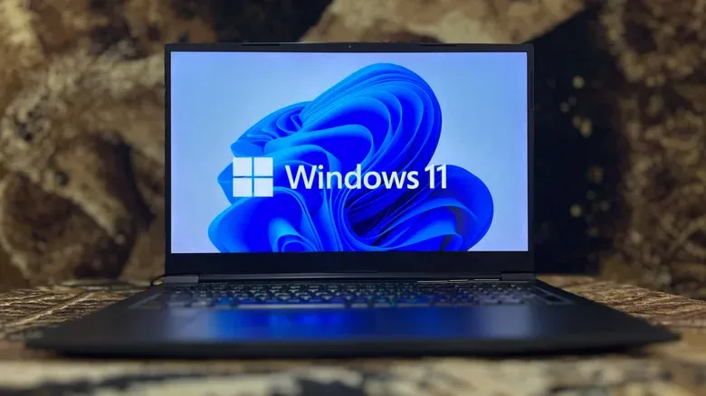 Boot menu on a PC selecting a Windows 11 installation USB drive