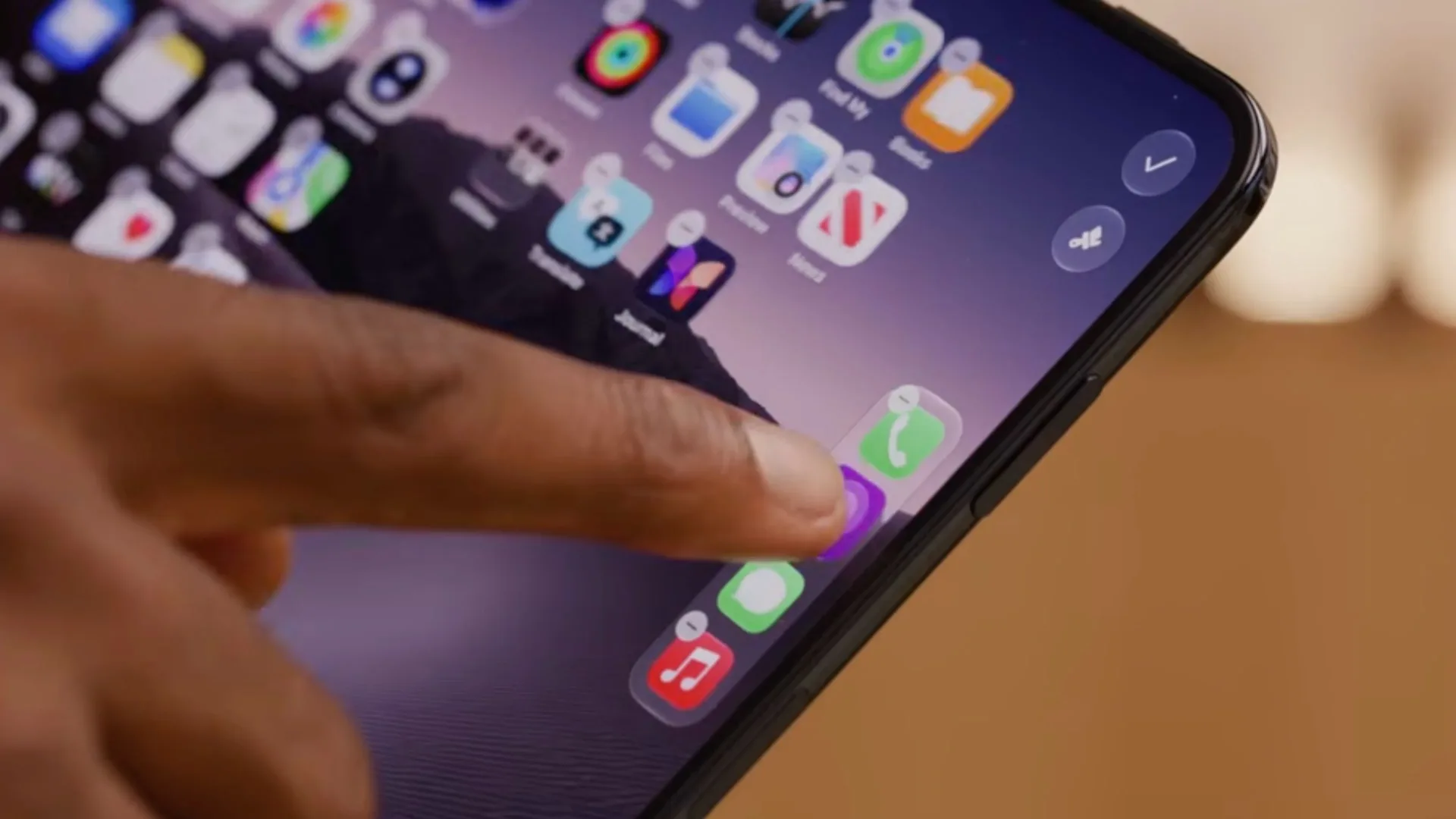 iPhone Duo’s Vertical Dock Appears Limited to Four Apps, Even With Space Still Visible