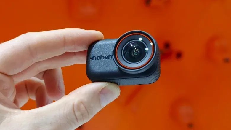 Eyepic 2.5-inch rotating touchscreen showing vertical video capture