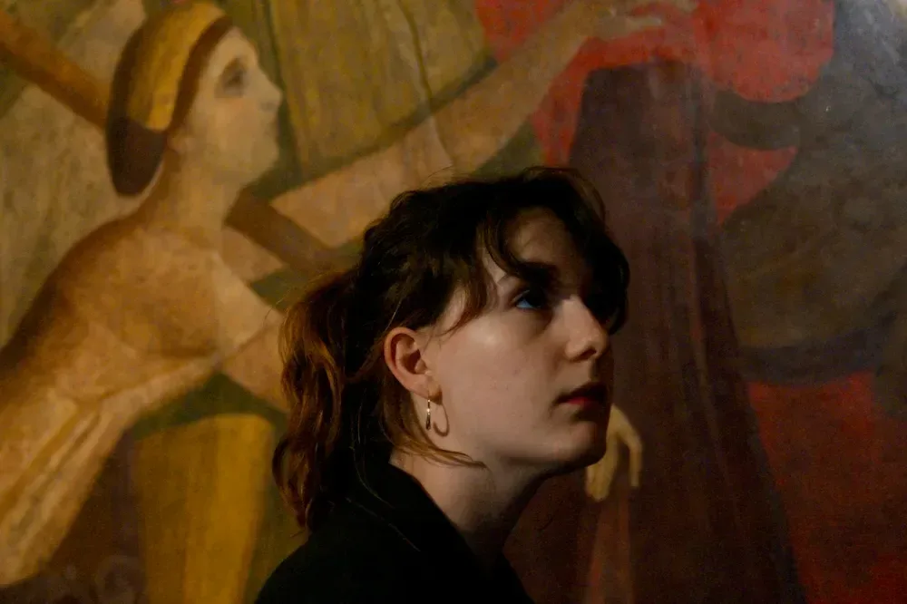 Suzanne, Toni and James travel with classmates in Marine Atlan’s La Gradiva
