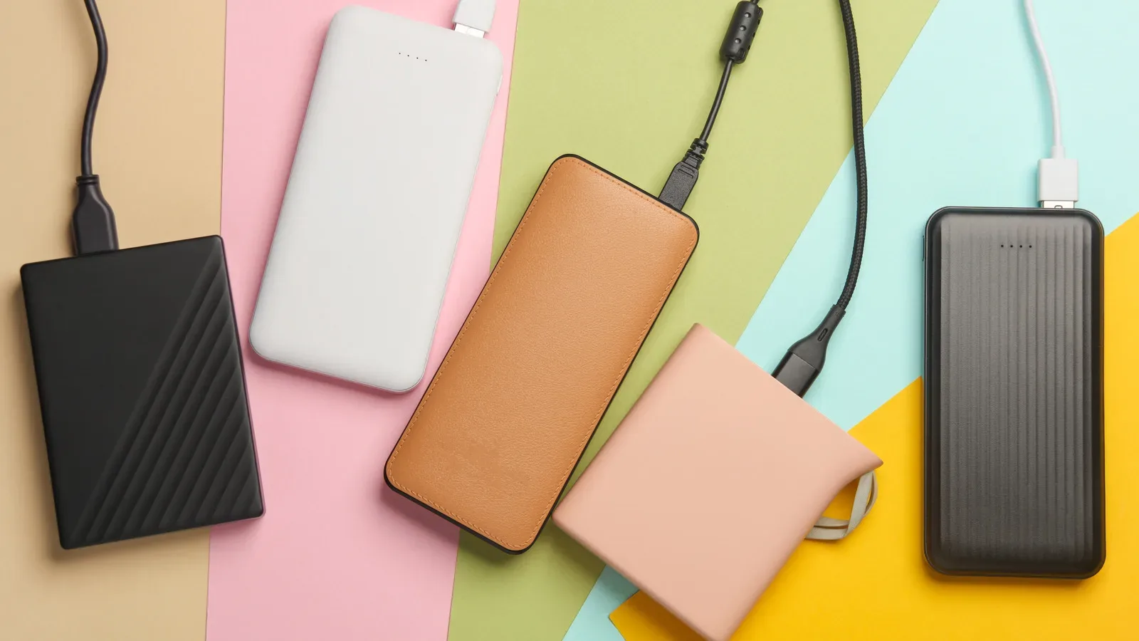 A 20,000 mAh power bank connected to a Steam Deck