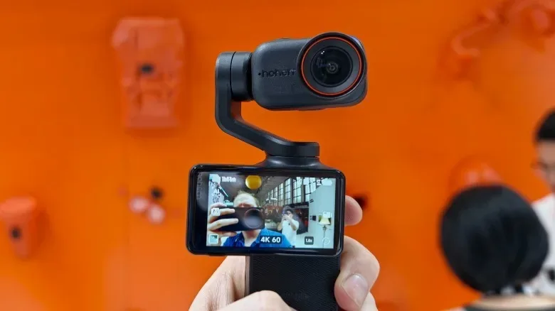 The Hohem EyePic in selfie mode