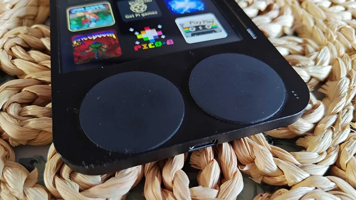 Close up of Gamercard rubber pads.