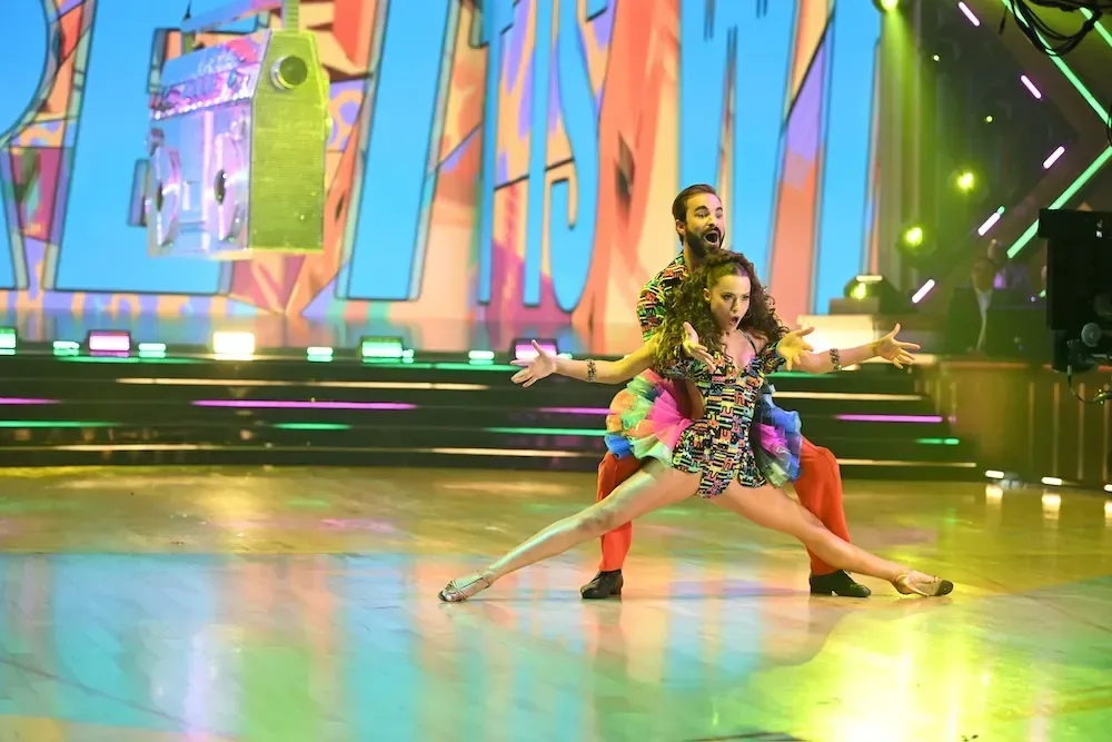 Dancing With the Stars Season 35 premiere voting instructions on a live television broadcast