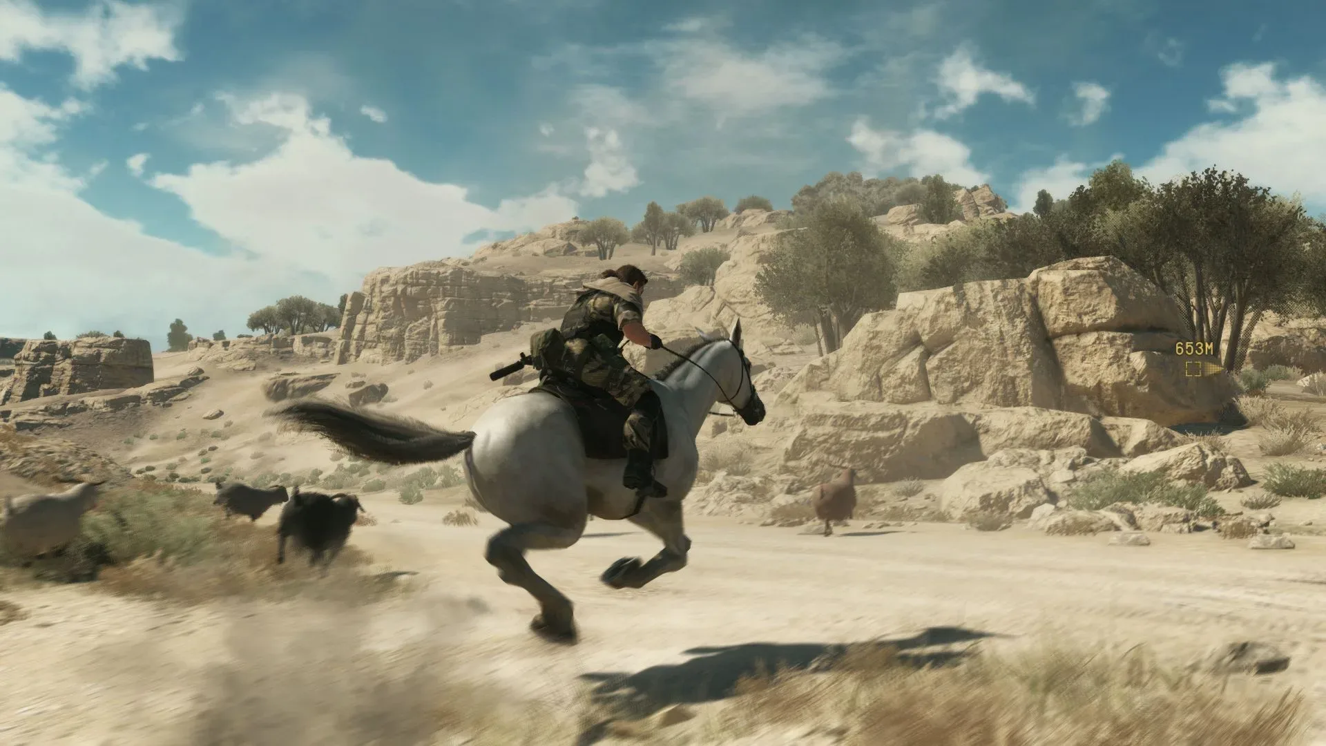 Snake infiltrating an enemy outpost in Metal Gear Solid V with no starting weapon