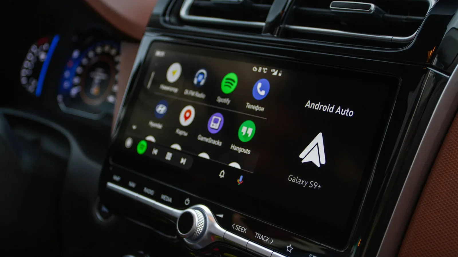 Android Auto dashboard interface using Gemini voice assistance during a drive