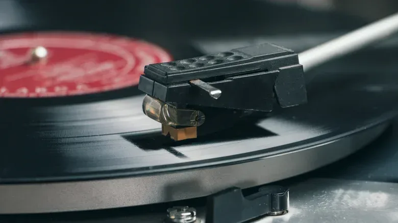Turntable cartridge and tonearm viewed from the side