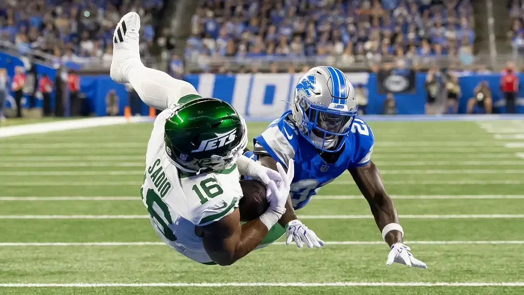 New York Jets tight end Kenyon Sadiq catches a touchdown pass against the Detroit Lions