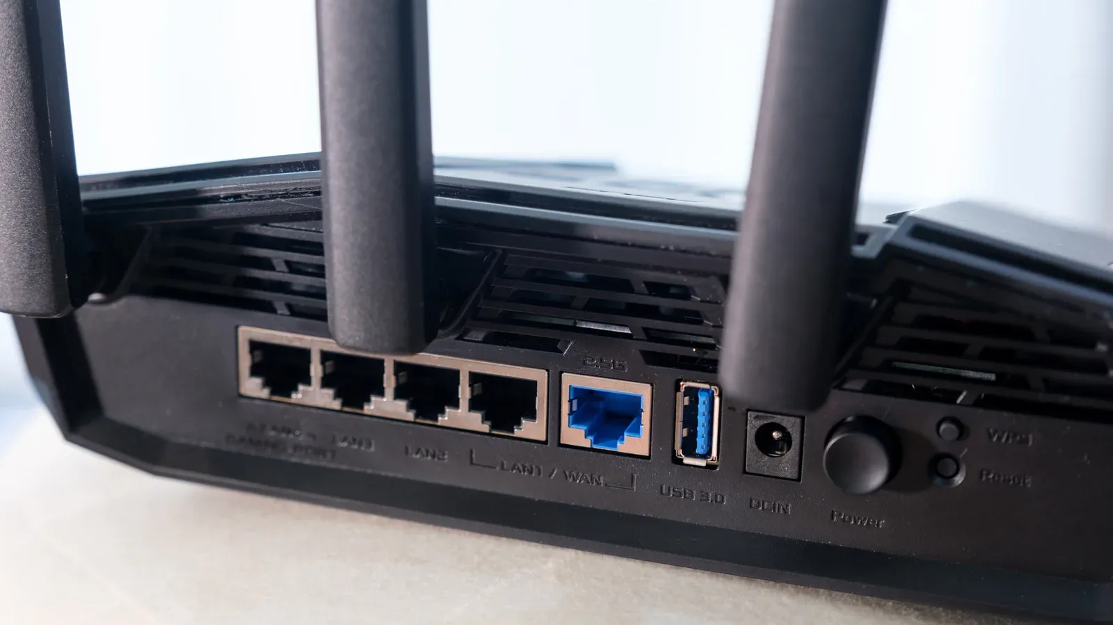 Dual-band Wi-Fi router with 2.4GHz and 5GHz network bands