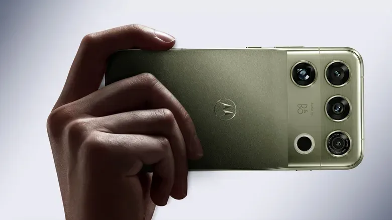 Close-up of Motorola Signature 27 camera system featuring a 200MP telephoto camera