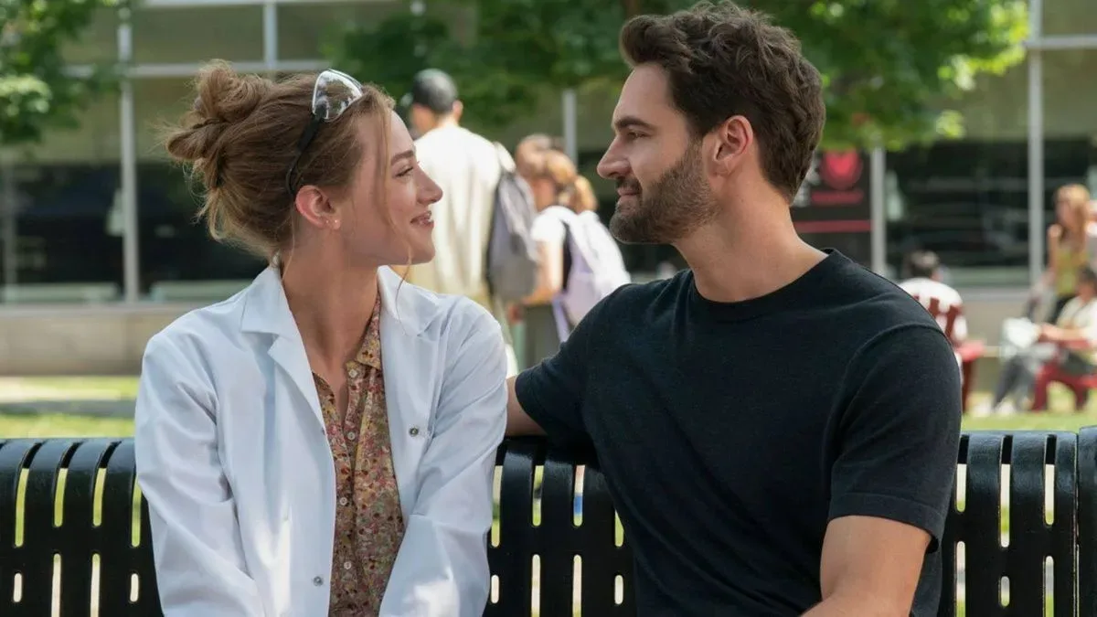 Lili Reinhart and Tom Bateman in The Love Hypothesis