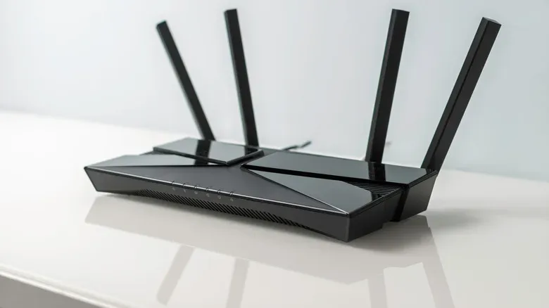Mesh Wi-Fi nodes using a dedicated tri-band backhaul connection