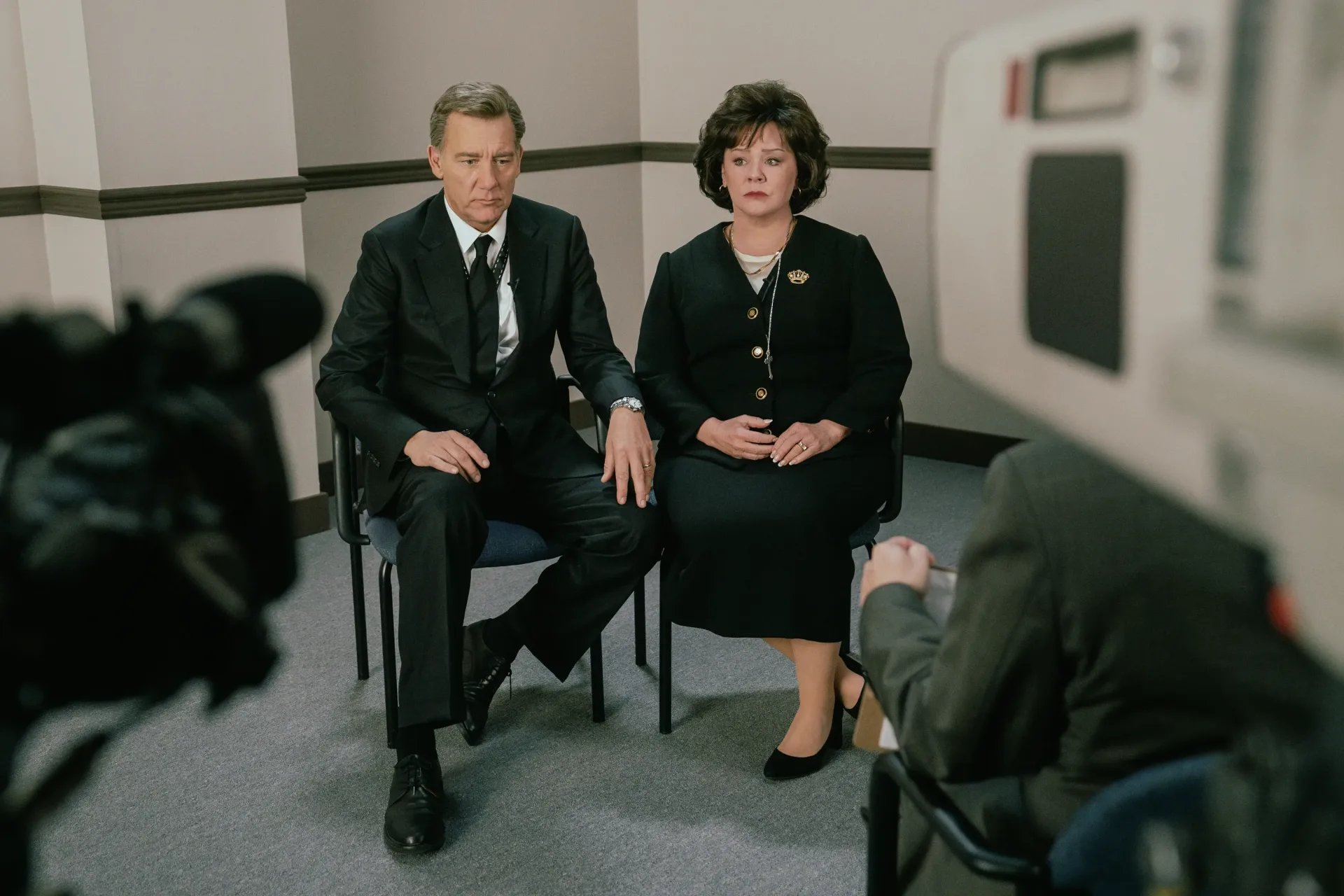 Melissa McCarthy as Patsy Ramsey and Clive Owen as John Bennett Ramsey in The Murder of JonBenét Ramsey