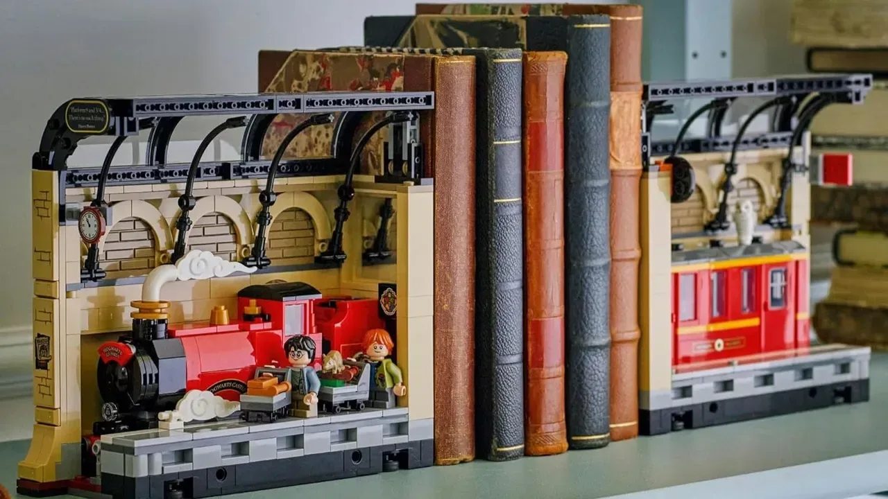 Compact Platform 9¾ LEGO book nook on a bookshelf