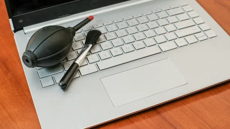 Laptop cooling assembly with twin fans and heat-sink fins