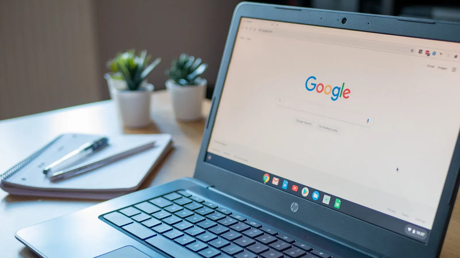 An older laptop displaying the ChromeOS Flex setup screen beside a USB flash drive