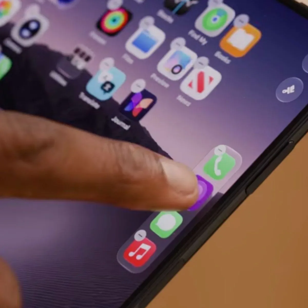 iPhone Duo’s Vertical Dock Appears Limited to Four Apps, Even With Space Still Visible