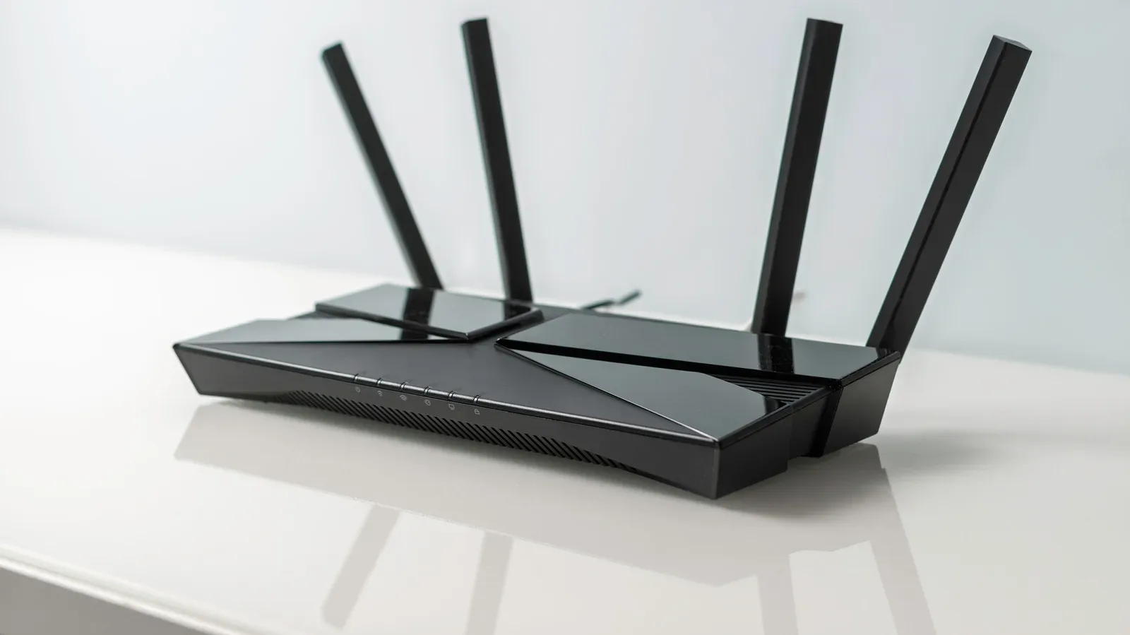 Dual-band and tri-band router frequency comparison showing 2.4GHz, 5GHz, and 6GHz bands