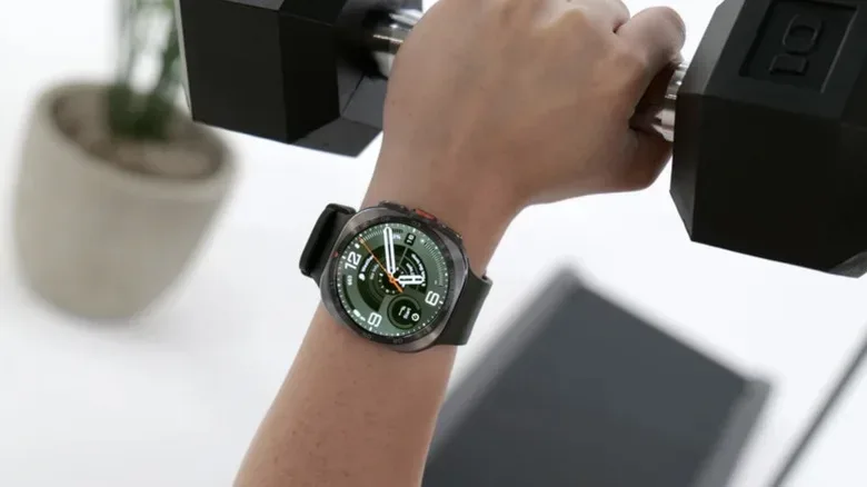 Galaxy Watch Ultra 2 circular display outdoors