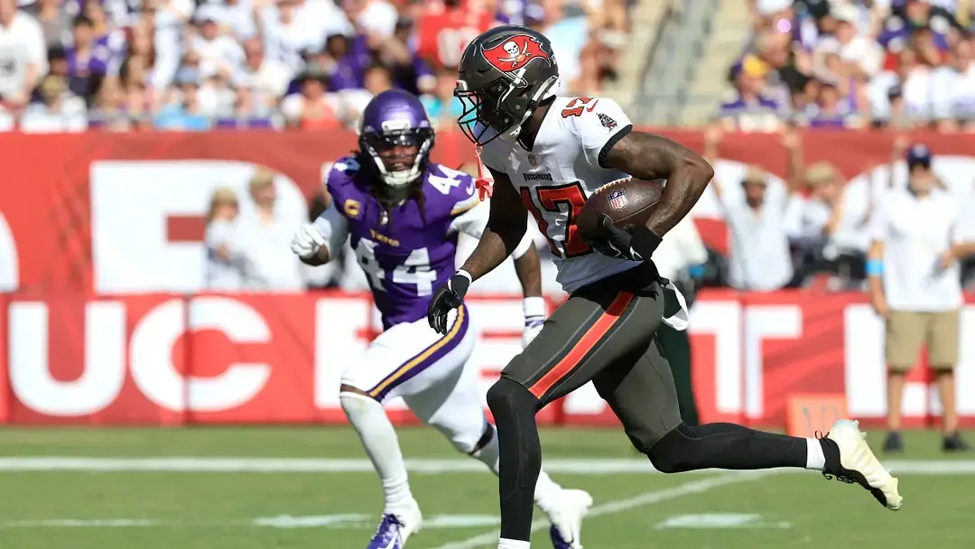 Tampa Bay Buccaneers receiver Ted Hurst III carries the ball against the Minnesota Vikings