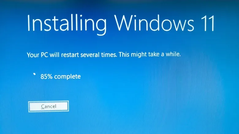 The "installing Windows 11" screen, noting that the PC will reboot several times.