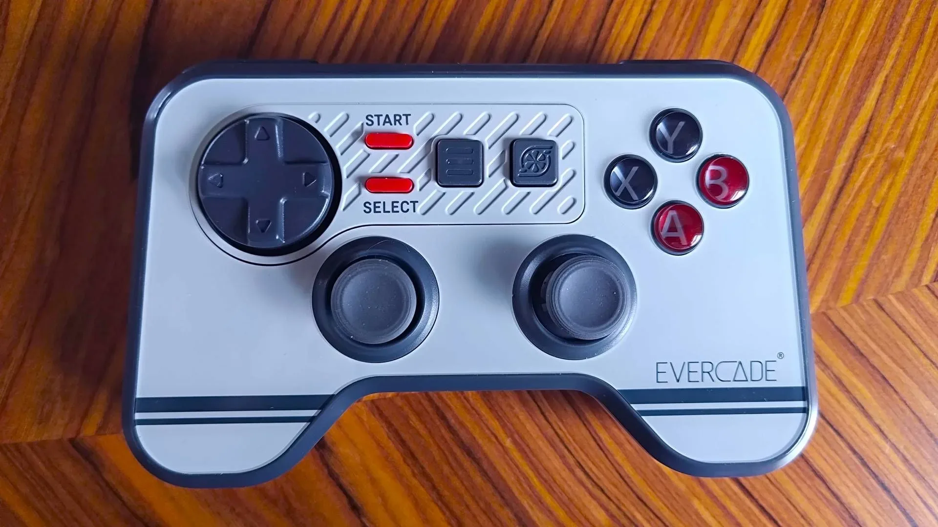 Evercade’s Dual Thumbstick Wireless Controller Gives Its Cartridge Console a Purpose-Built 3D Pad