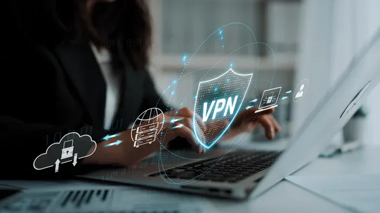 Diagram showing a device disconnecting from a VPN server while a kill switch blocks internet traffic
