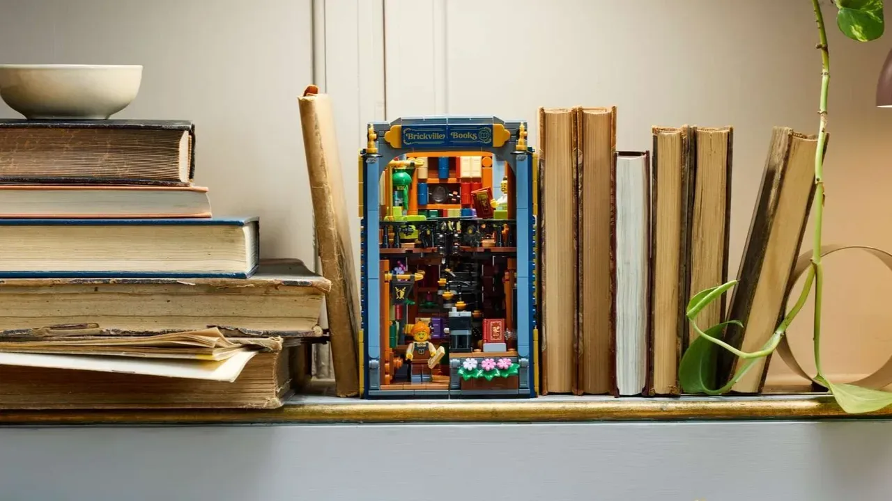 Author and reader minifigures included with the LEGO Icons Bookstore: Book Nook