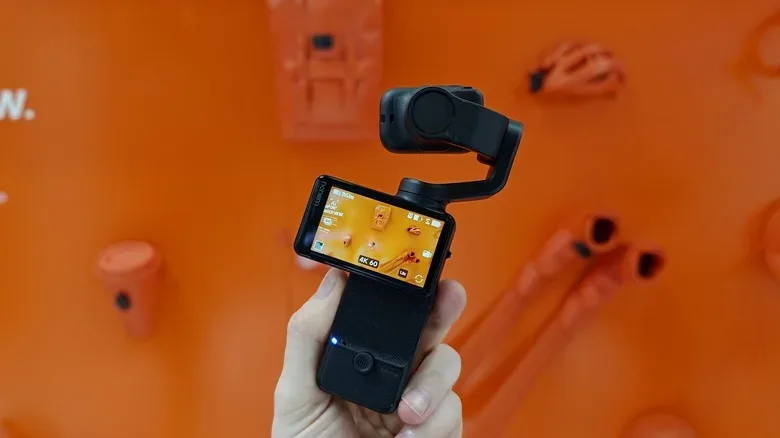 Hohem Eyepic detachable camera mounted separately from its folding gimbal