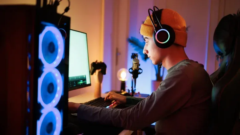 Home network devices using bandwidth during the evening