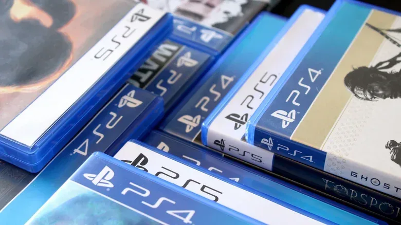 A PlayStation game disc beside a console, representing the debate over physical media and digital licenses