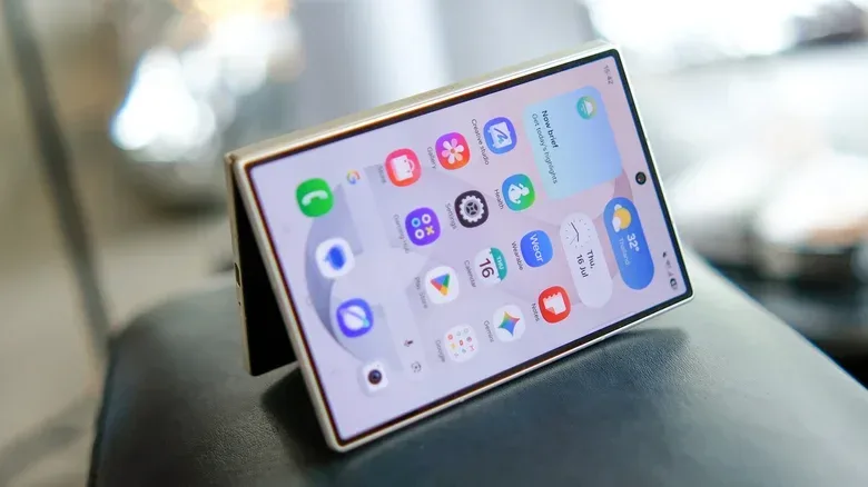 Comparison chart for iPhone Duo, Galaxy Z Fold 8, Pixel 11 Pro Fold and Razr Fold