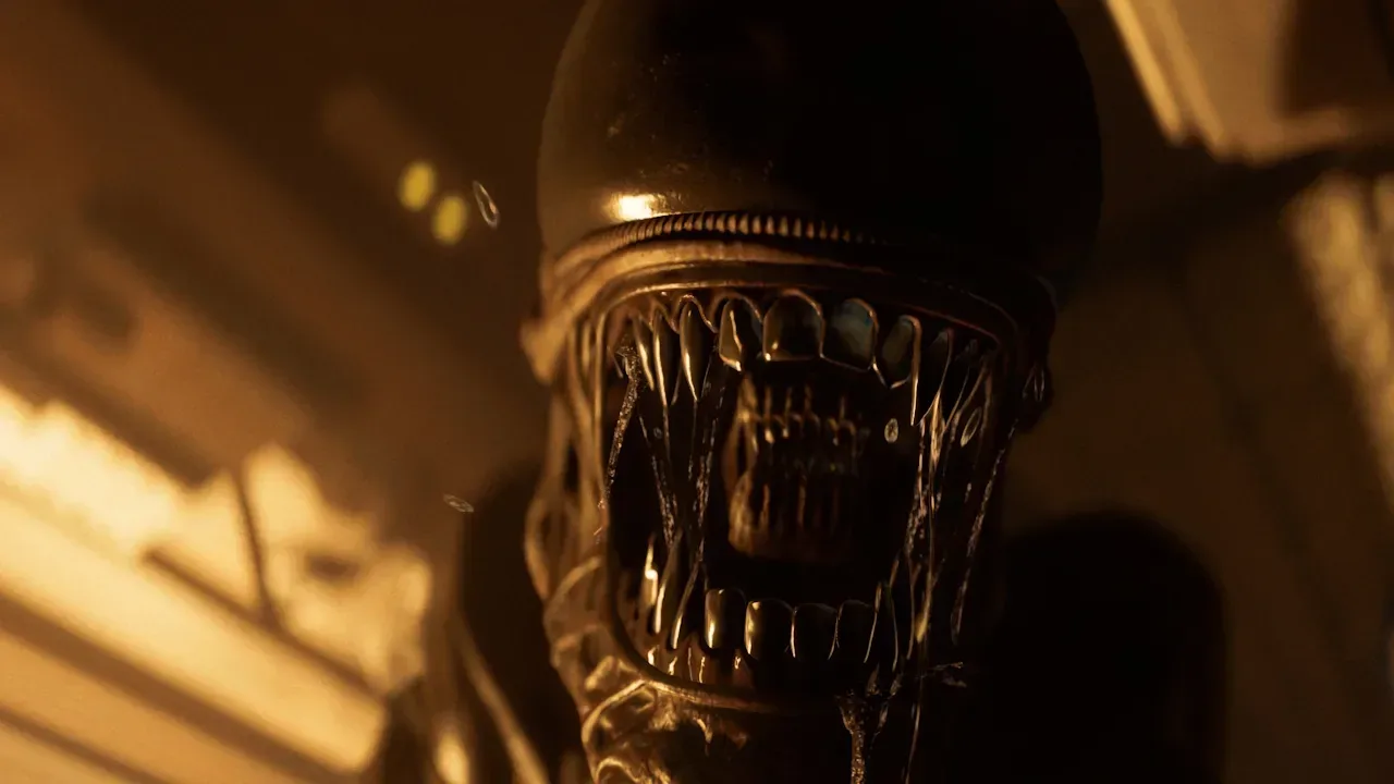 Player using a microphone while an Alien: Isolation 2 threat searches nearby