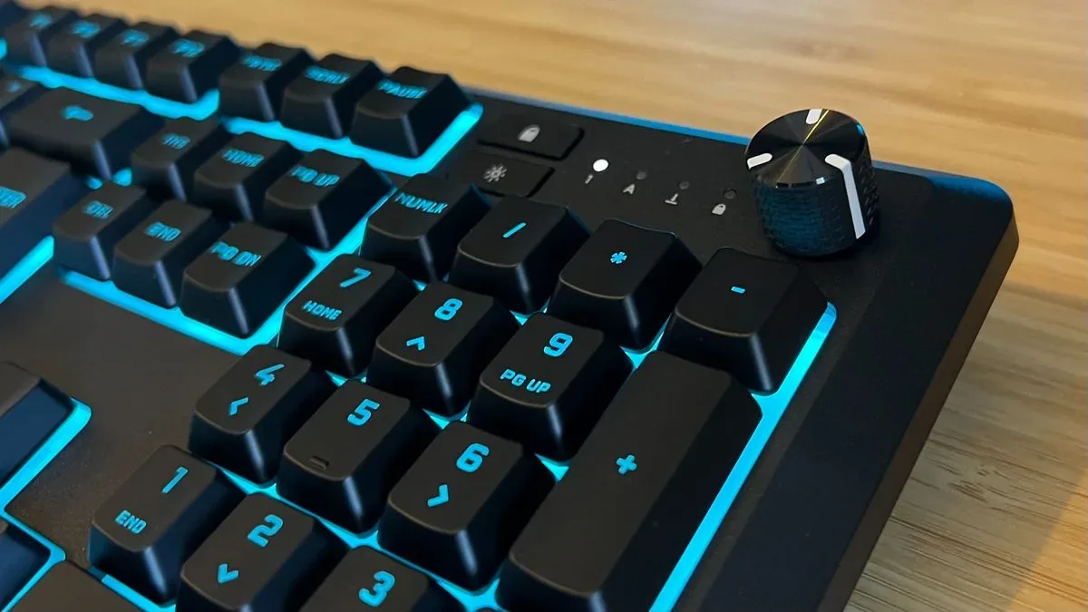 Close up on control dial in the top right corner of the Corsair Skiff 100 Plus gaming keyboard