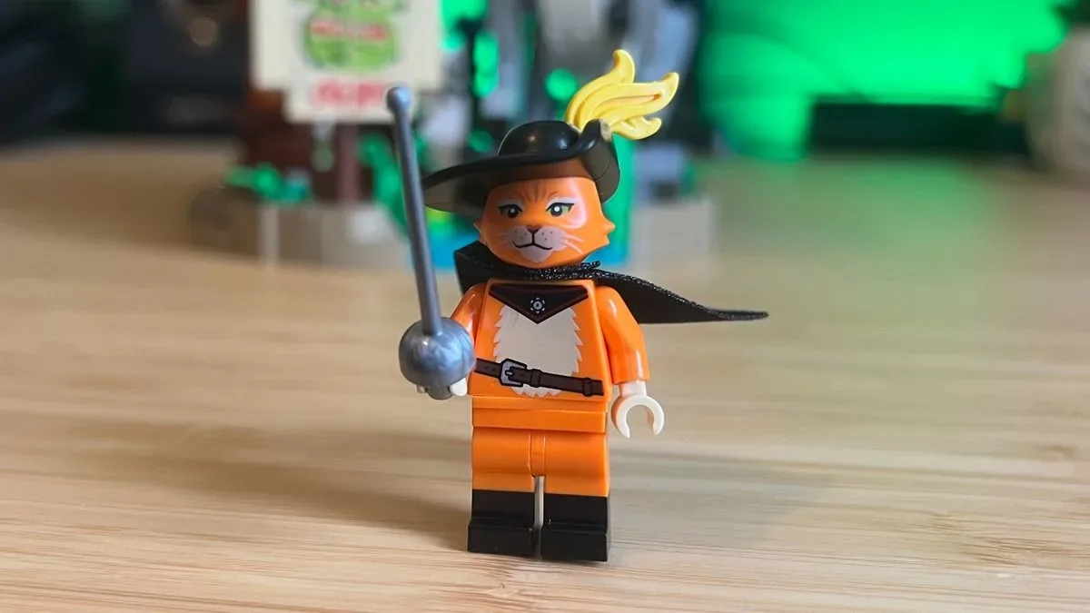 Puss in Boots minifigure from the Lego Shrek, Donkey & Puss in Boots set